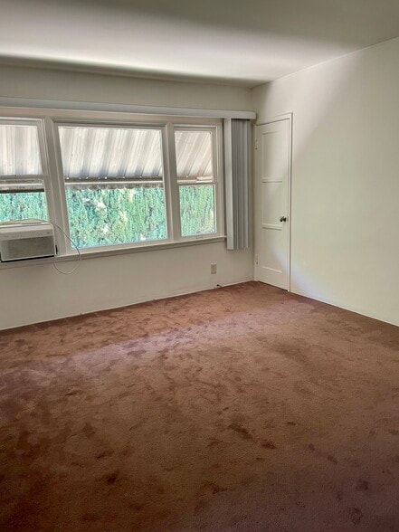 Living room - 614 N Atlantic Blvd