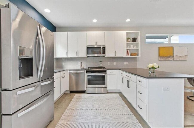 Building Photo - 705 N Bluff Dr