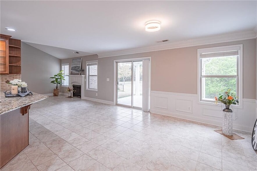 Building Photo - 5660 Crest Hill Dr NE