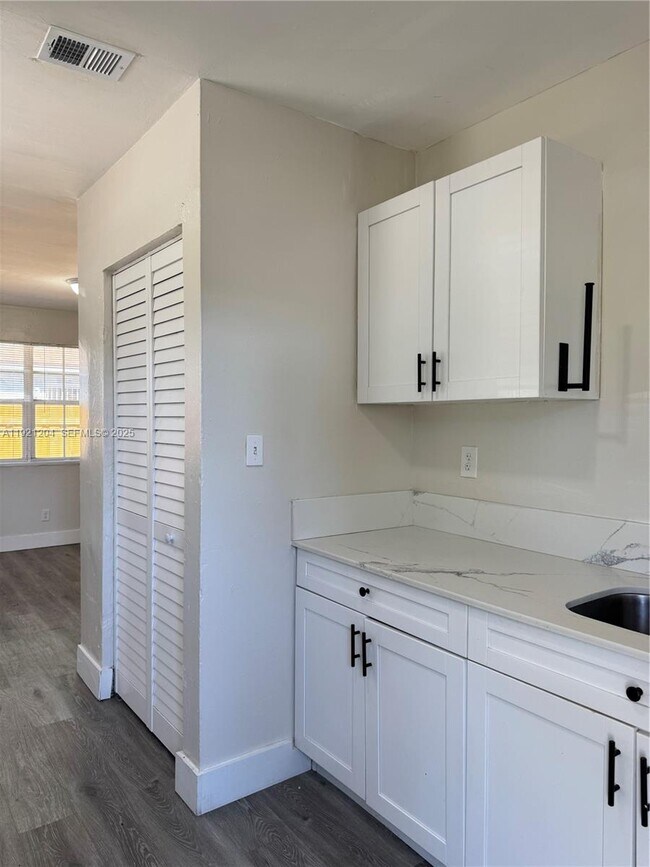 Building Photo - 522 NW 13th Ave