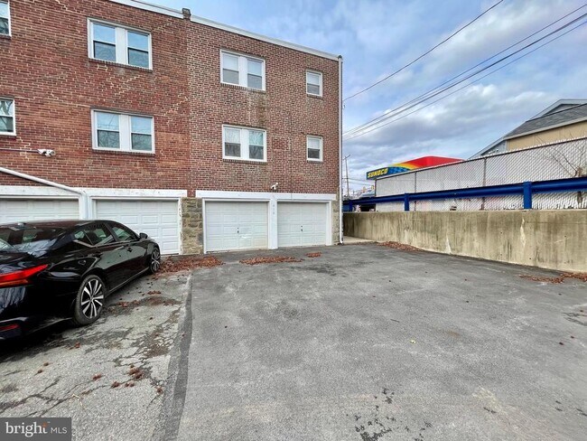 Building Photo - 416 E Providence Rd
