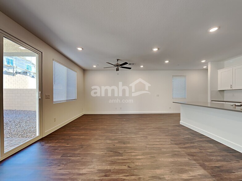 Building Photo - 13827 E 101st Ave