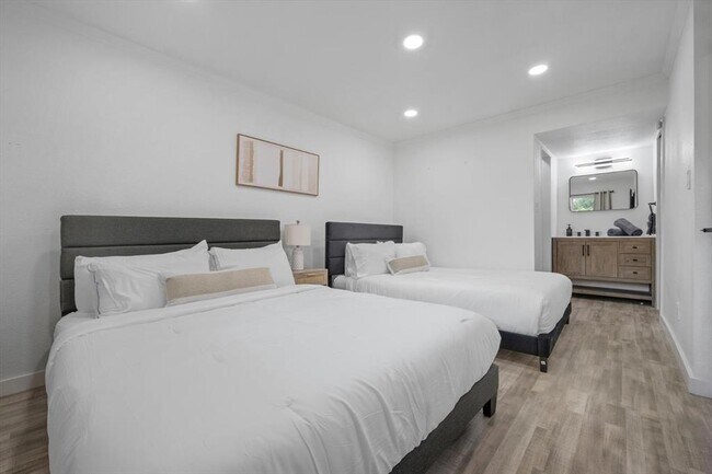 Building Photo - 6413 Chimney Creek Cir