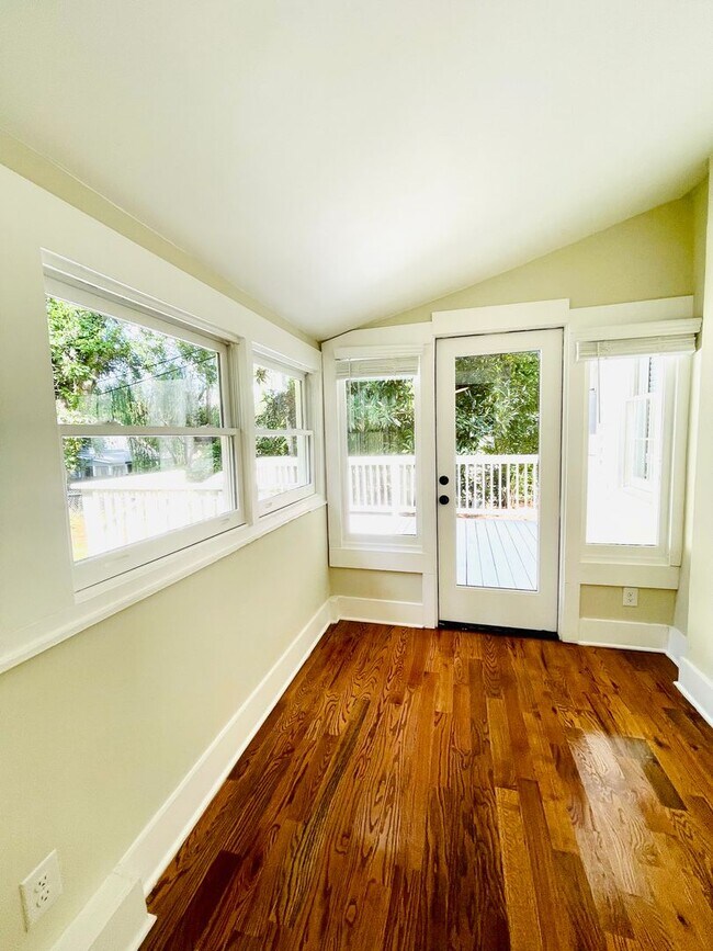 Building Photo - Beautifully restored cottage downtown Madsion