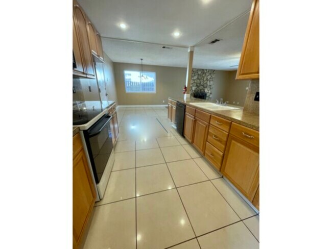 Building Photo - Freshly painted, update kitchen, near scho...