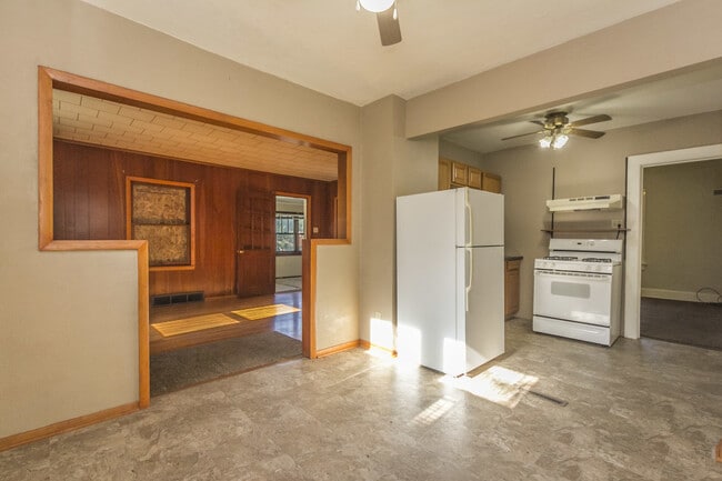 Building Photo - 2 Bedroom 2 Bathroom Home Available