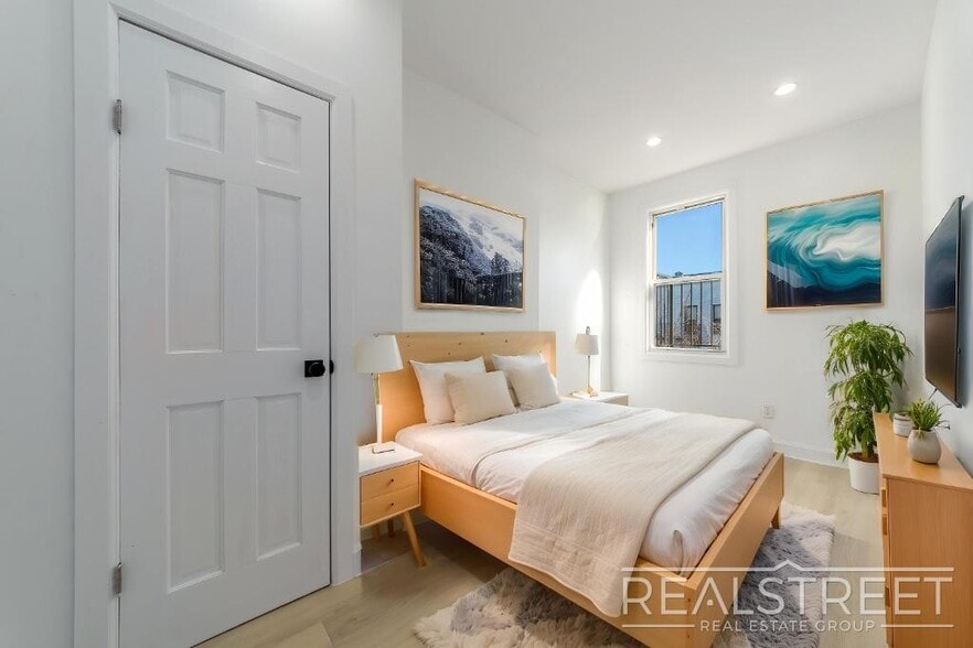 Building Photo - Newly Renovated Spacious 4 Bed 2 Bath in Bed Stuy!
