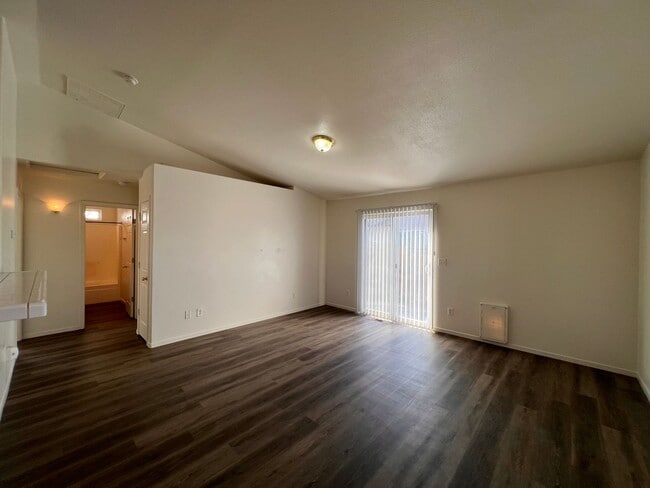 Building Photo - Cute 2 bedroom home located in Donner Trails!