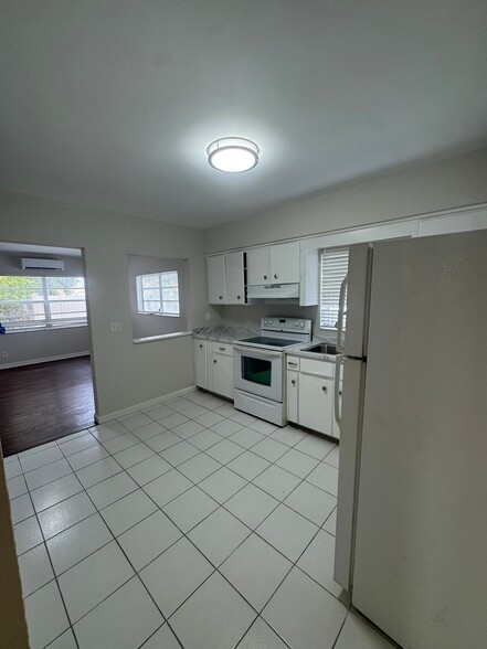 Building Photo - 5410 NE 22nd Terrace