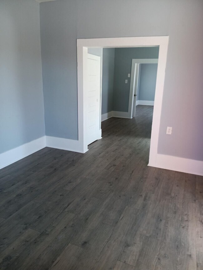 Building Photo - 215 W King Ave