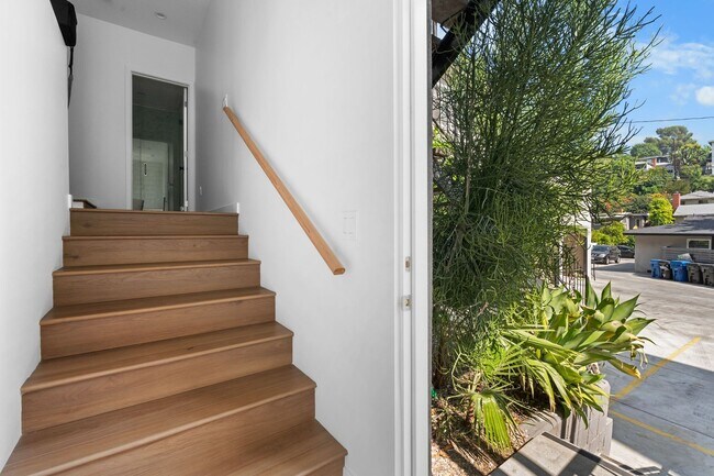 Building Photo - Newly Remodeled 1 Bed, 1 Bath Apartment in Prime Silver Lake!