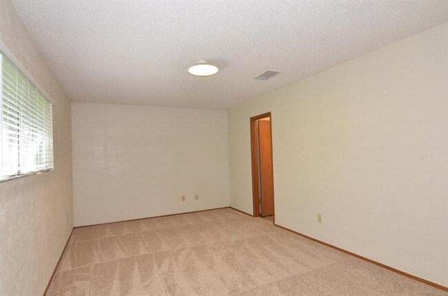Building Photo - 6303 Earlyway Dr