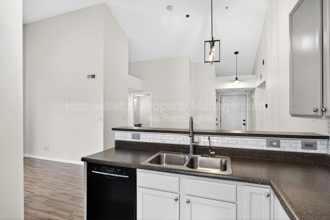 Building Photo - 531 Saravalle Dr