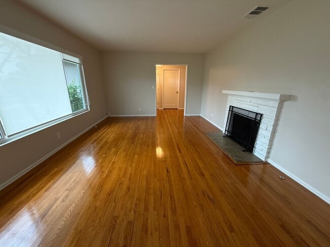 Building Photo - Beautiful Home in a Lovely Neighborhood! Available Spacious 2 Bedroom and Two Bathroom!