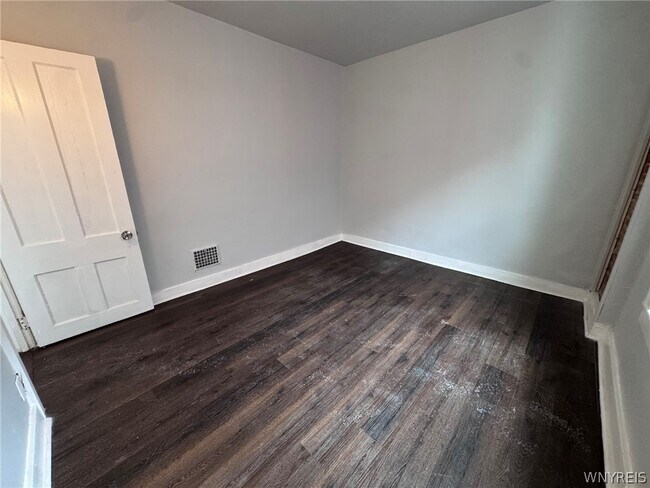 Building Photo - 856 Niagara St