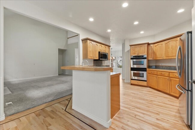 Building Photo - Quiet, Convenient, and Spacious 5 Bedroom 4 Bathroom Home