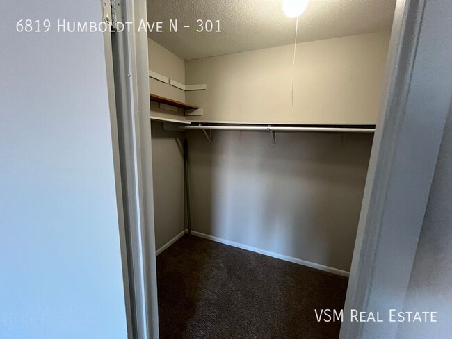 Building Photo - Spacious 2 Bedroom 1 Bathroom Unit - Avail...