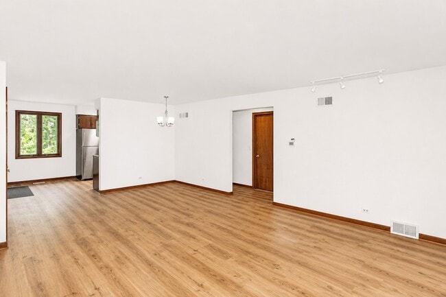 Building Photo - 31 Green Oaks Dr