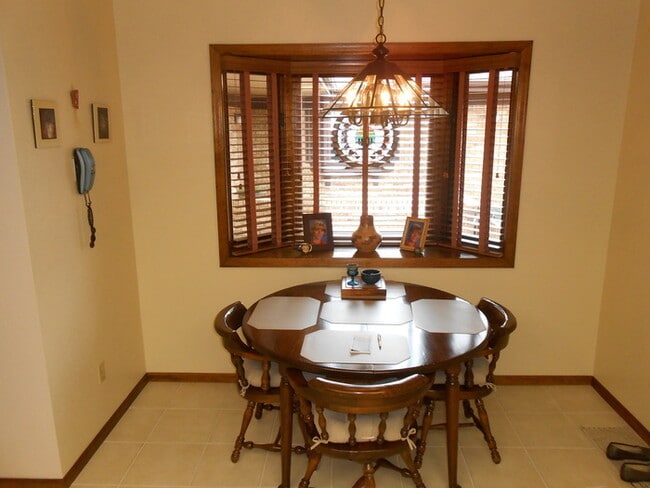 Building Photo - Charming 2 Bed/2 Bath Condo Near the Sculpture Park