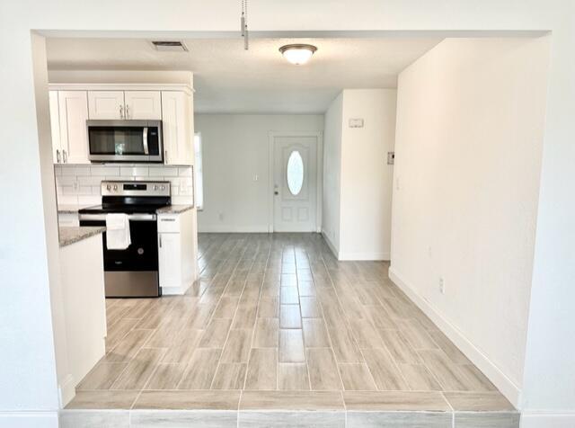 Building Photo - 603 SE Harborview Dr