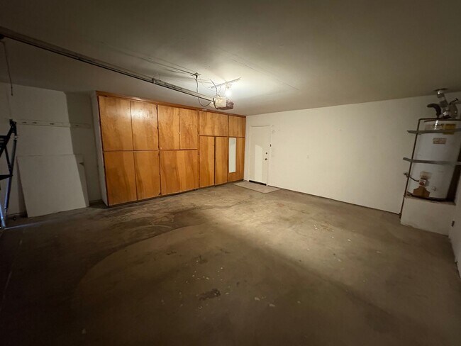 Building Photo - SW Visalia Home Available Now!