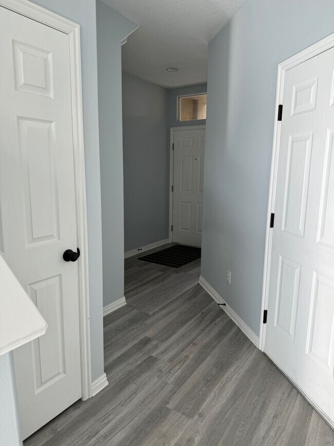 Building Photo - Townhouse with Spacious layout and convien...