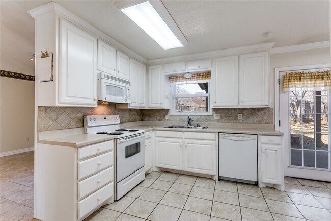 Building Photo - 719 Koen Ln