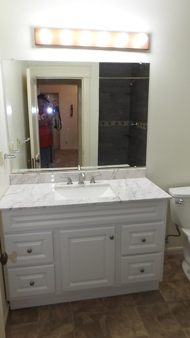 Building Photo - Cozy 1 bedroom and 1 bath apartment with a little office room apartment downtown, located on E 26...