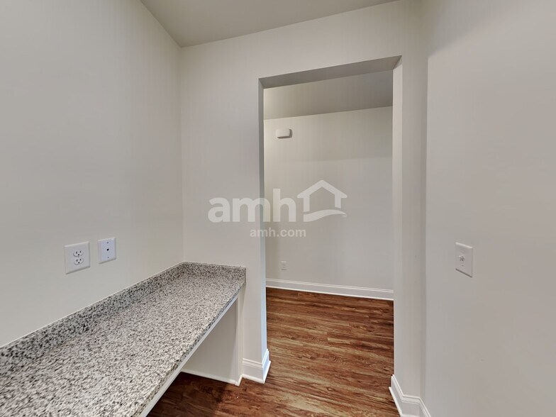 Building Photo - 7077 Creeksong Dr