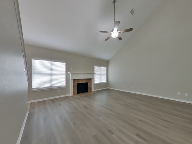 Building Photo - 963 Oak Lynn Dr