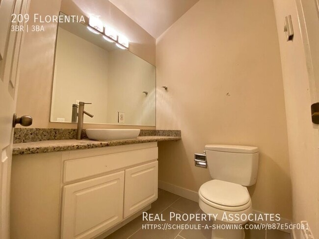 Building Photo - 209 Florentia St