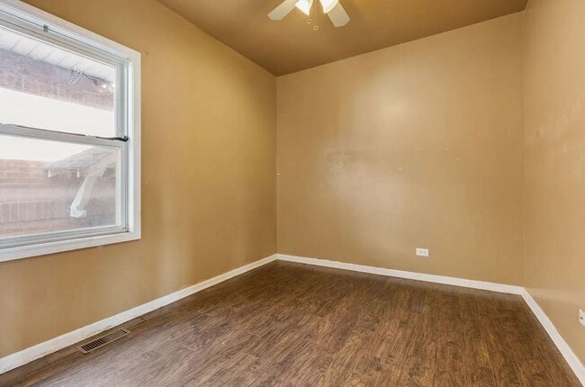 Building Photo - 722 E 91st Pl