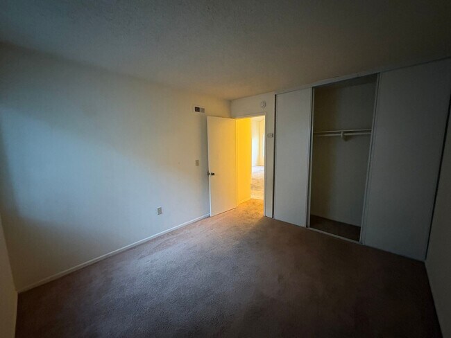 Building Photo - Villa Martinique Town Home!