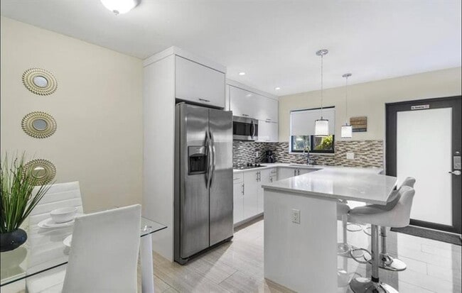 Building Photo - 320 NE 15th Ave