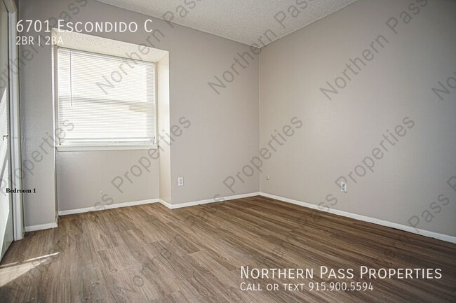 Building Photo - 2 Bedroom Westside Apartment! w/ Water Inc...