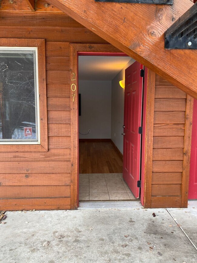 Building Photo - Beautiful 3BR, 2Bathroom Condo Located in Victor, ID.