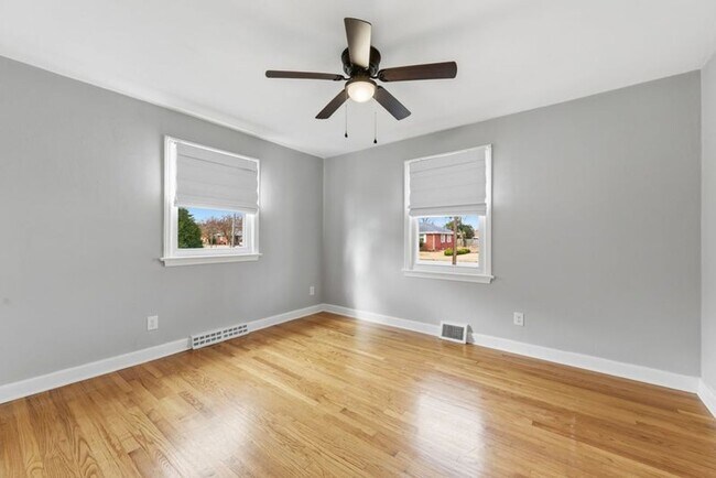Building Photo - 2725 Greendale Ave