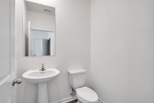 Building Photo - Knoxville 37932 - AVAILABLE July 1, 2026 - BEAUTIFUL, 3 bedroom, 2.5 bath home - Call Kathy Levei...