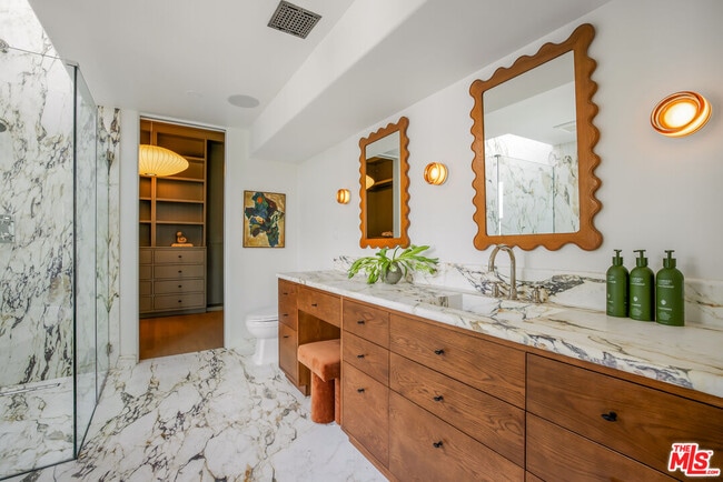 Building Photo - 5201 Vía Donte