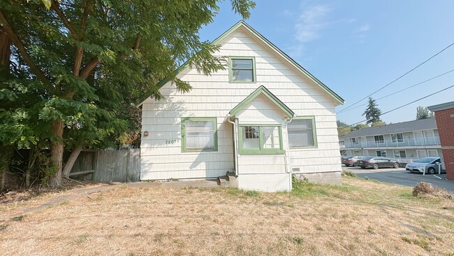 Building Photo - 4 bdrm/1 bath house with garage + large ya...