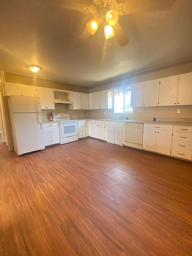 Building Photo - 2 Bedroom plus 3 Non-Conforming Rooms, 2 B...