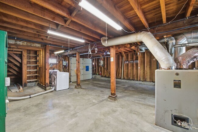 Building Photo - 347 Staples Ave