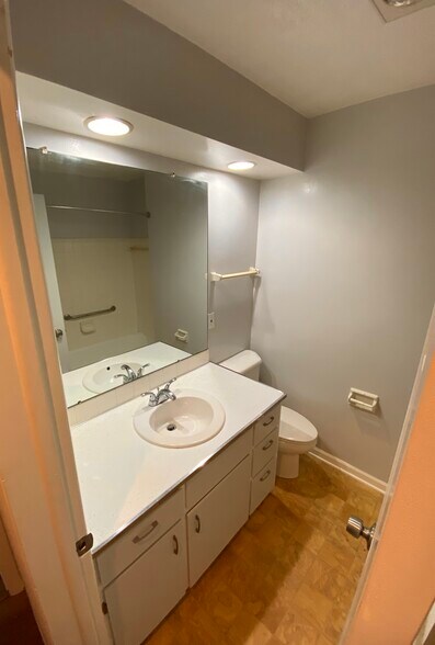 Building Photo - 204 S Souder Ave