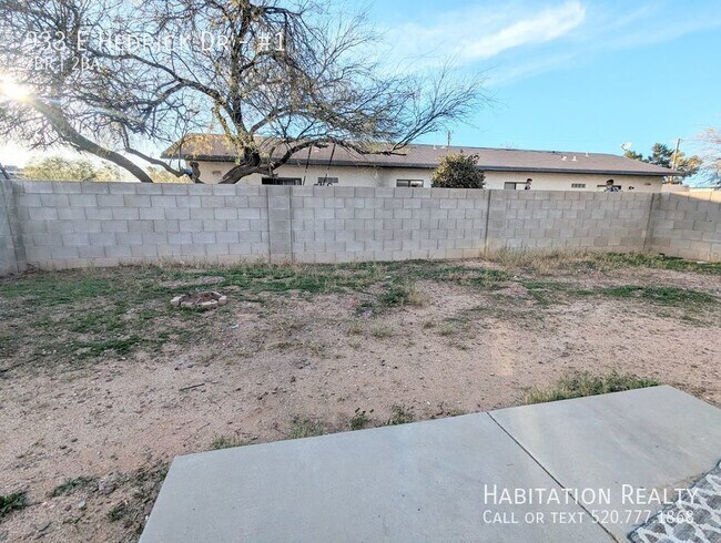 Building Photo - 933 E Hedrick Dr
