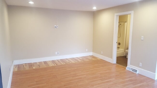 Building Photo - Great home, lots of space, fully updated, ...