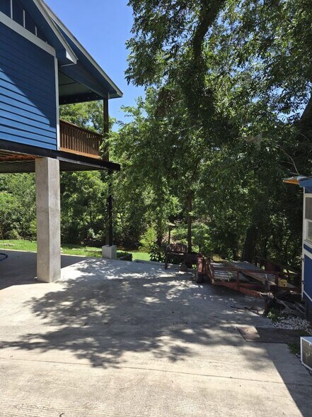 Building Photo - 623 Creek Dr
