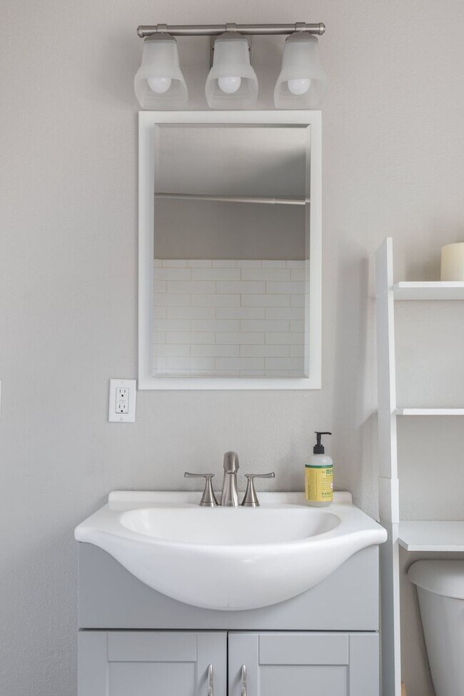 Building Photo - Cozy 2-Bedroom Retreat in North End Boise: Fantastic Location with Elegant Upgrades