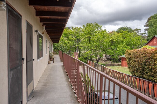 Building Photo - Quiet Comfortable Upstairs 2 Bedroom 1 Bat...