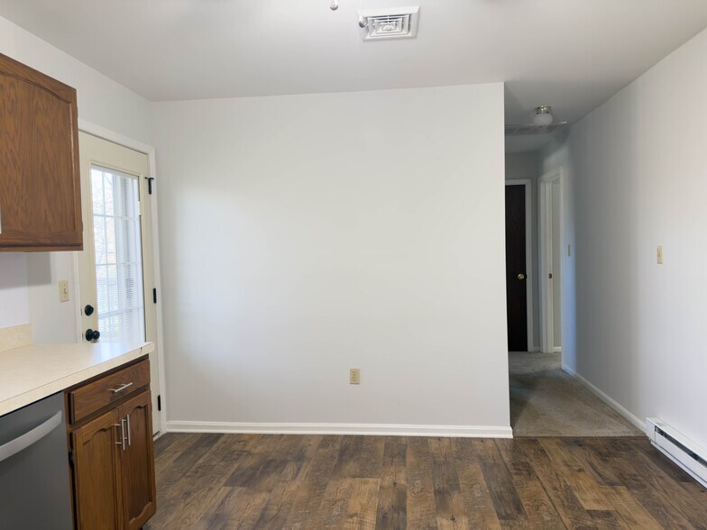 Building Photo - 2231 Donough Dr