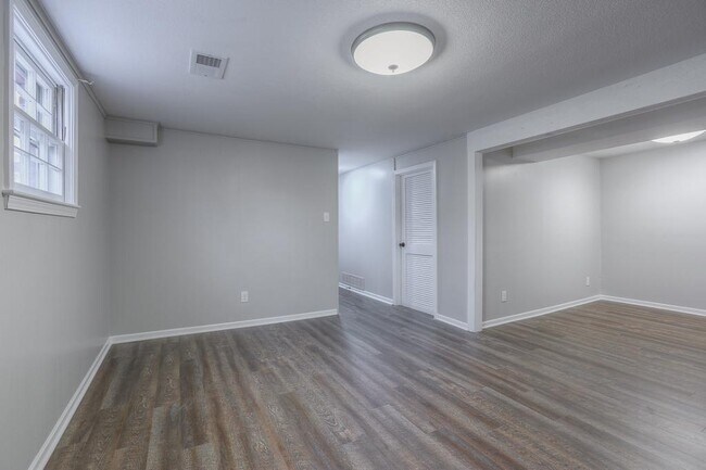 Building Photo - 6725 NW Hilldale Dr